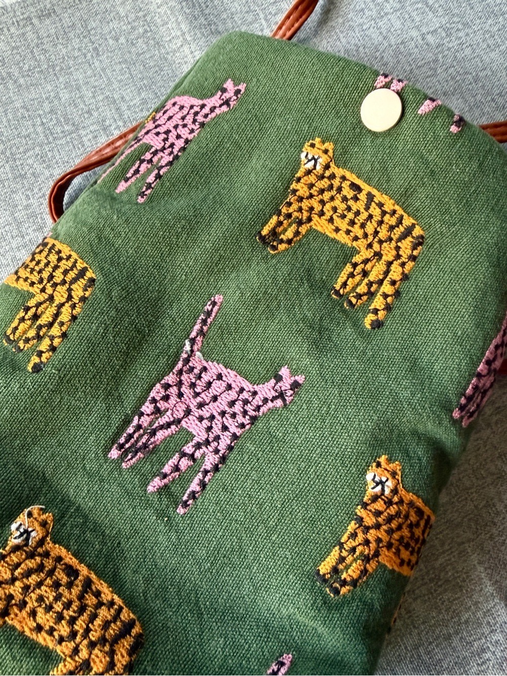 PURRFECT GIFT! Green Canvas Pink & Orange Cat Embroidered Crossbody Bag | NWT - Picture 5 of 9